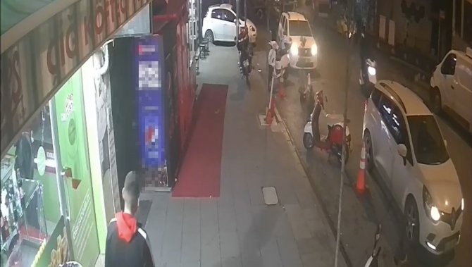 İ̇stanbul’da İki Grup Birbirlerinin İşyerlerine Saldırdı: Polis Mini Cephanelik Ele Geçirdi
