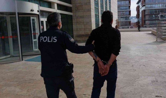 Adliye Bahçesinde Bıçaklı Kavga: 7 Gözaltı