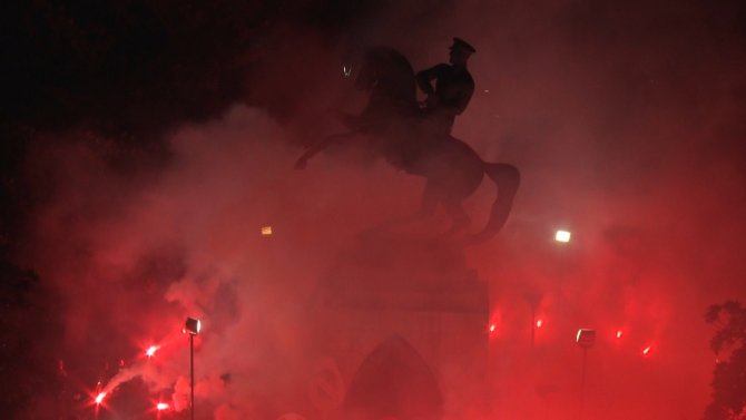 Taraftarlardan Onur Anıtı’na Saldırıya Meşaleli Tepki