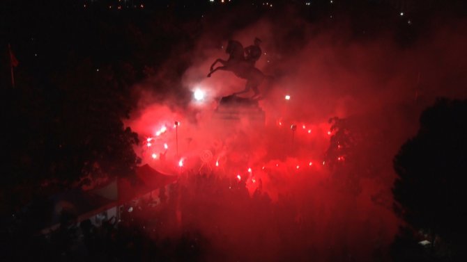 Taraftarlardan Onur Anıtı’na Saldırıya Meşaleli Tepki