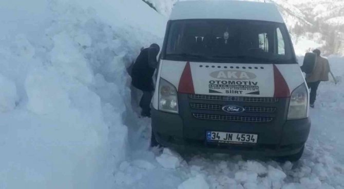 Siirt’te Kara Saplanan Yolcu Minibüsü, Başka Minibüsle Kurtarıldı