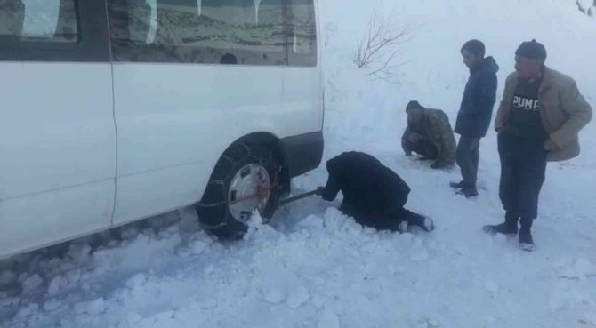 Siirt’te Kara Saplanan Yolcu Minibüsü, Başka Minibüsle Kurtarıldı