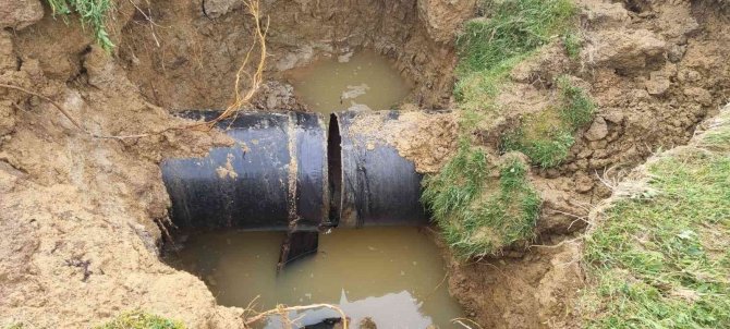 Sinop’ta Heyelan Nedeniyle Su Borusu Kırıldı