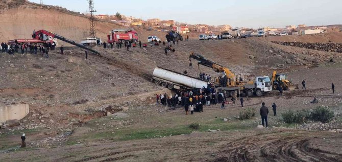 Cizre-nusaybin Karayolunda Tır Şarampole Yuvarlandı: 1 Yaralı