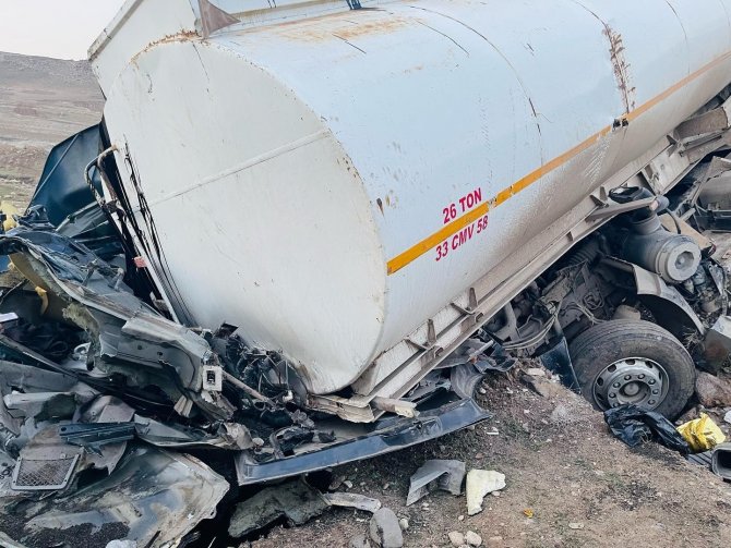 Cizre-nusaybin Karayolunda Tır Şarampole Yuvarlandı: 1 Yaralı