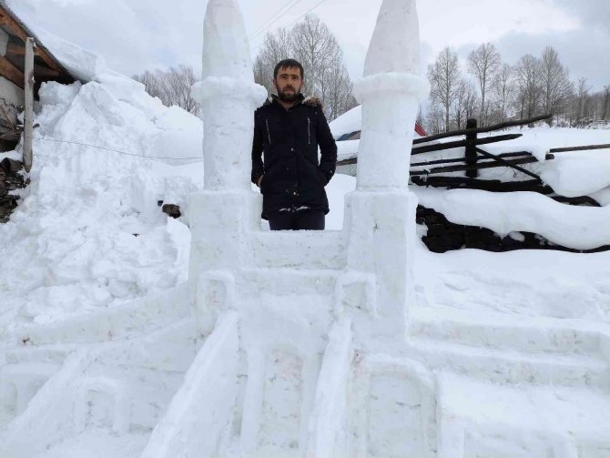 Gidemeyince Kardan Yaptı, Özlemini Böyle Giderdi