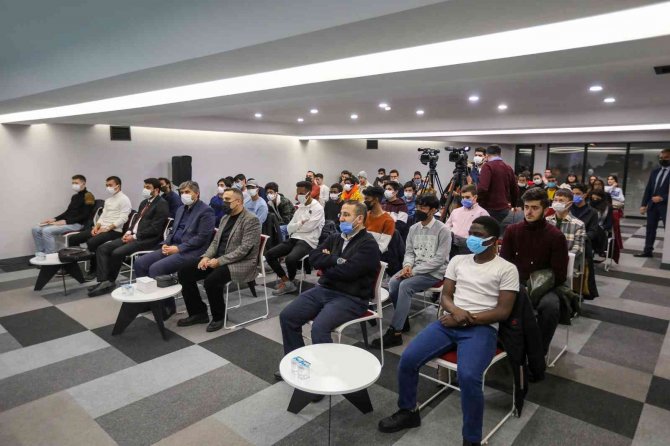 Talas’ta “Gençlerle Kitap Sohbetleri”nin Üçüncüsü Gerçekleşti