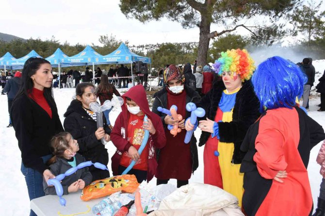 Tarsus’ta Bin 200 Rakımda Çocukların Kar Eğlencesi