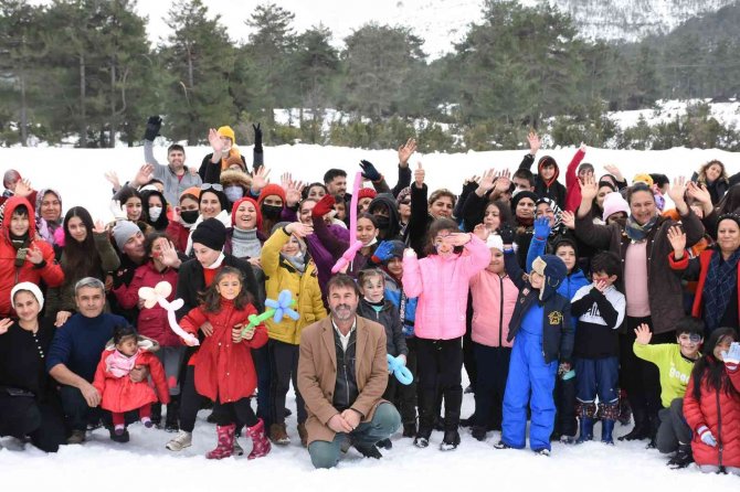 Tarsus’ta Bin 200 Rakımda Çocukların Kar Eğlencesi