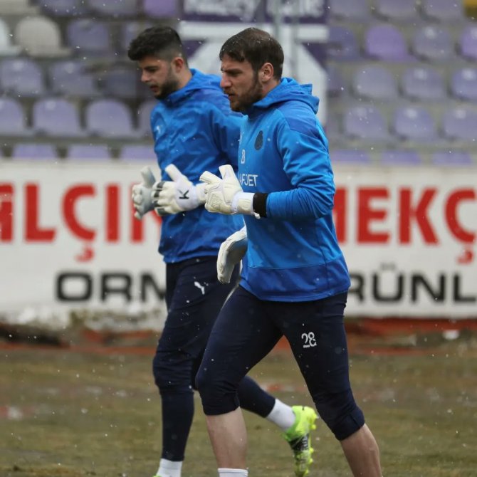 Afyonspor Antrenmana Kar Yağışı Altında Çıktı