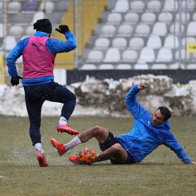 Afyonspor Antrenmana Kar Yağışı Altında Çıktı