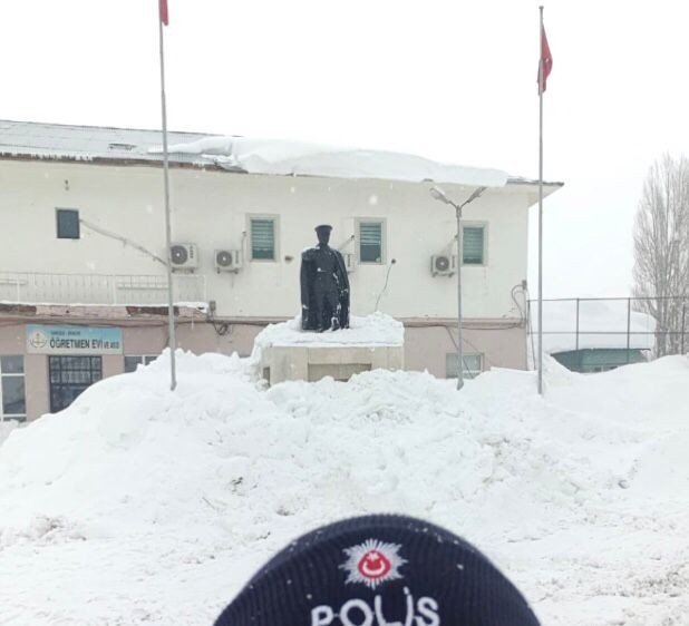 Karla Kaplı Atatürk Büstleri, Polis Tarafından Temizlendi