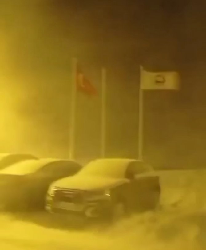 Uludağ’da Gece Başlayan Kar Fırtınası Kameralara Yansıdı