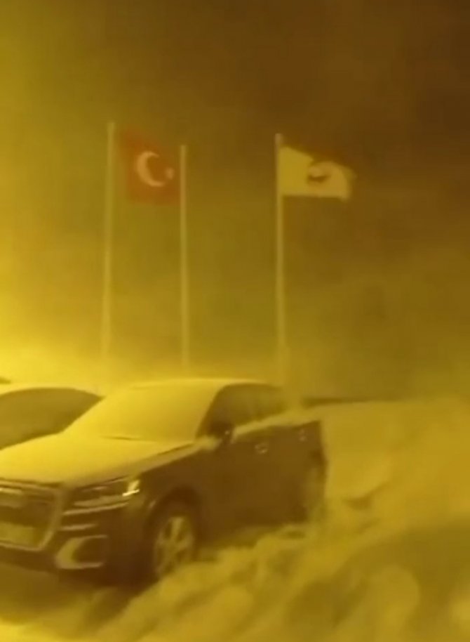 Uludağ’da Gece Başlayan Kar Fırtınası Kameralara Yansıdı