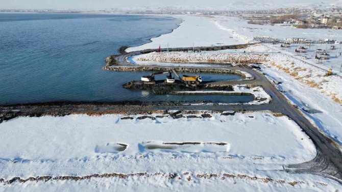 Van Gölü’nden 70 Bin Metreküp Balçık Ve Çamur Çıkartıldı