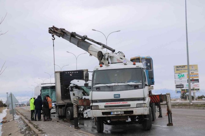 2’si Çocuk 15 Kişinin Yaralandığı Kazada Enkaz Kaldırma Çalışması Sürüyor