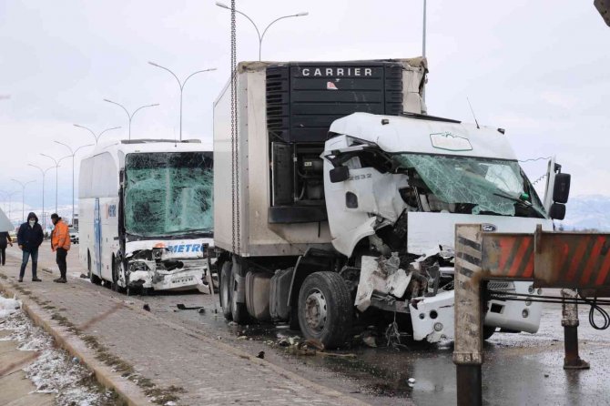 2’si Çocuk 15 Kişinin Yaralandığı Kazada Enkaz Kaldırma Çalışması Sürüyor