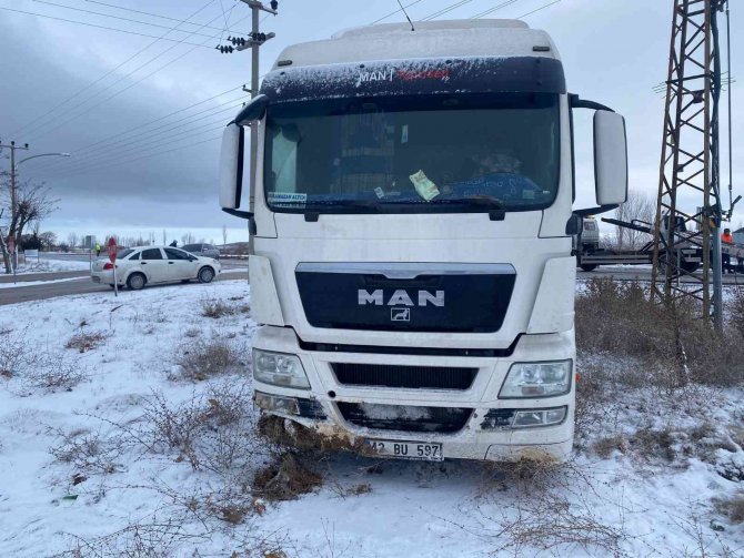2 Tır Ve Bir Kamyonetin Karıştığı Kazada 1 Kişi Yaralandı