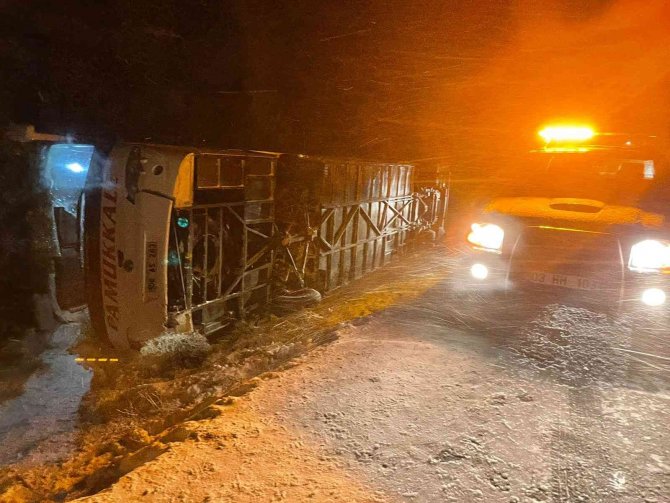 Afyonkarahisar’da Yolcu Otobüsü Devrildi, 8 Kişi Yaralandı