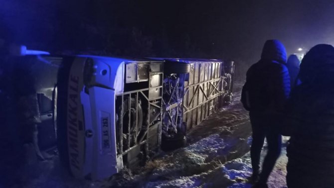 Afyonkarahisar’da Yolcu Otobüsü Devrildi, 8 Kişi Yaralandı