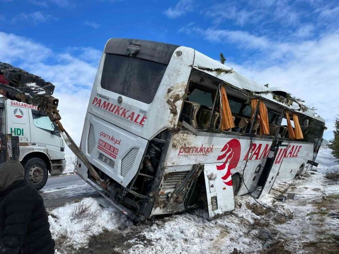 Devrilen Otobüs 2 Saatlik Çalışmayla Kaldırabildi