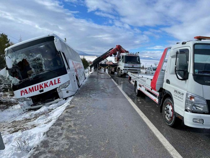 Devrilen Otobüs 2 Saatlik Çalışmayla Kaldırabildi