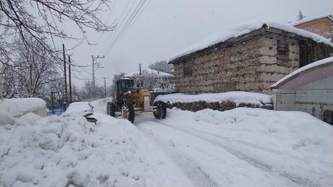 Akseki’de Kardan Kapalı Olan Kırsal Mahalle Yollarında Karla Mücadele