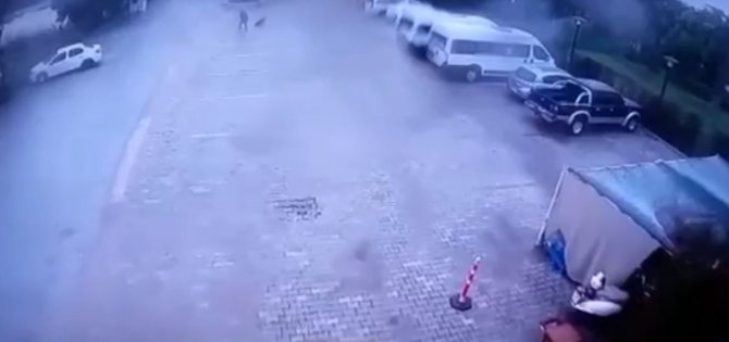 Yakınına Yıldırım Düşen Kadın Bacağından Yaralandı