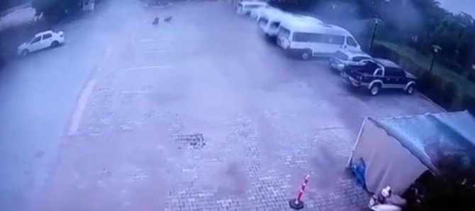 Yakınına Yıldırım Düşen Kadın Bacağından Yaralandı