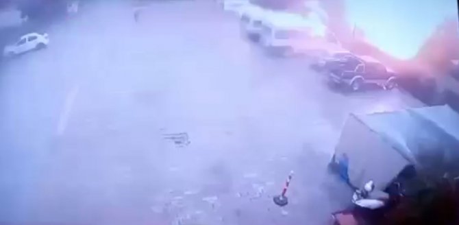 Yakınına Yıldırım Düşen Kadın Bacağından Yaralandı