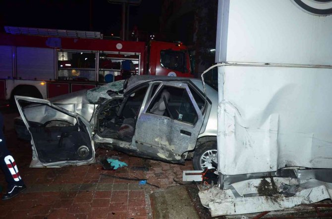 Direksiyon Hakimiyetini Kaybeden Sürücü Önce Kaldırıma Ardından Panoya Çarptı