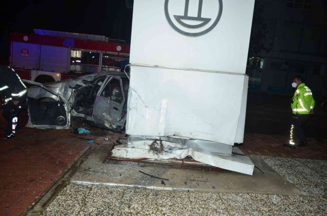 Direksiyon Hakimiyetini Kaybeden Sürücü Önce Kaldırıma Ardından Panoya Çarptı