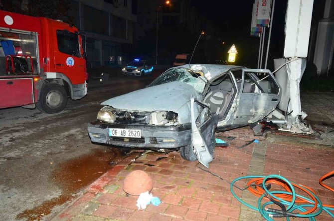 Direksiyon Hakimiyetini Kaybeden Sürücü Önce Kaldırıma Ardından Panoya Çarptı