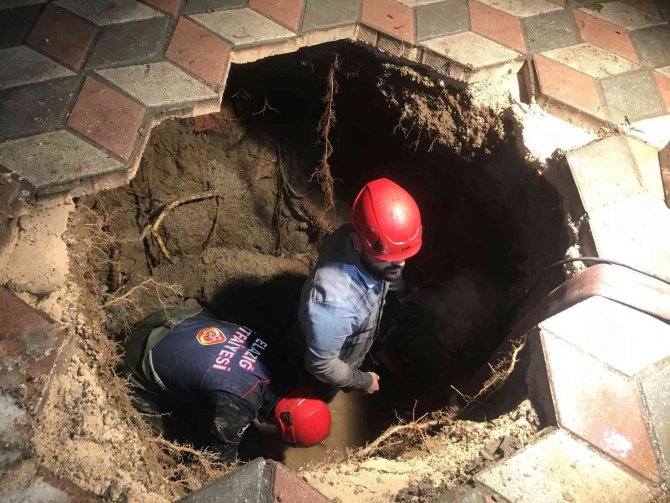 Evine Giderken Bir Anda Kendini Yeraltında Buldu, İtfaiyenin 2 Saatlik Çalışması İle Kurtarıldı