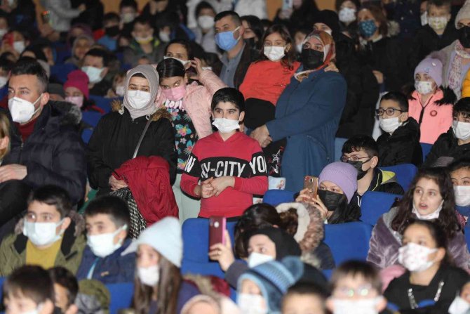 Bafralı Çocuklara Yarıyıl Tatil Hediyesi Sirk Gösterisi