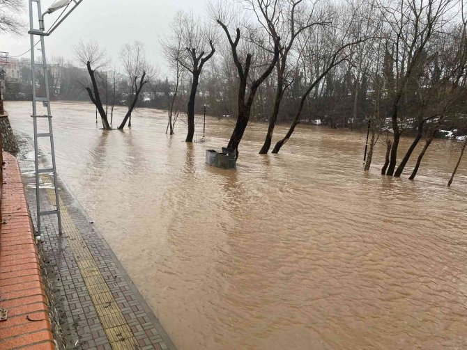 Eriyen Kar Suları Bartın Irmağında Taşkınlara Neden Oldu