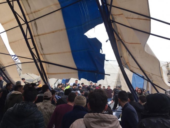 Hizan’da Halı Sahanın Çatısı Çöktü: 3 Yaralı
