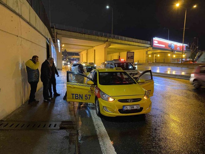 Kadıköy’de Taksideki Yolcu, Şoförü Silahla Vurup Kaçtı