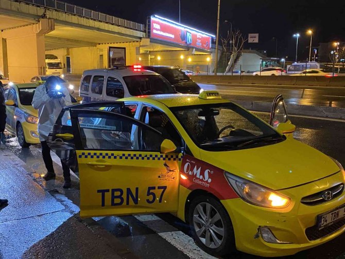 Kadıköy’de Taksideki Yolcu, Şoförü Silahla Vurup Kaçtı