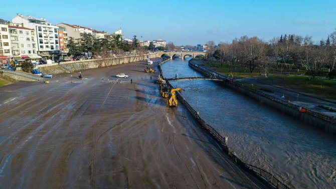 Biga’daki Taşkın, Hasarı Gün Ağarınca Ortaya Çıktı