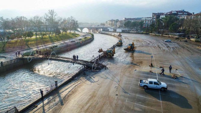 Biga’daki Taşkın, Hasarı Gün Ağarınca Ortaya Çıktı