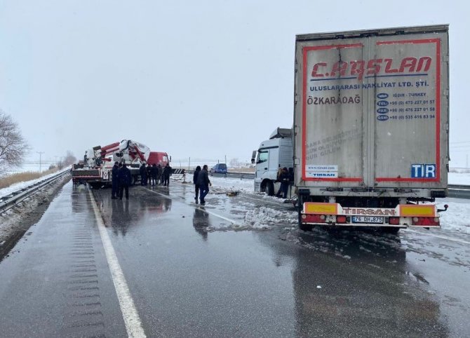 Kontrolden Çıkan Tır Kar Birikintisine Saplandı