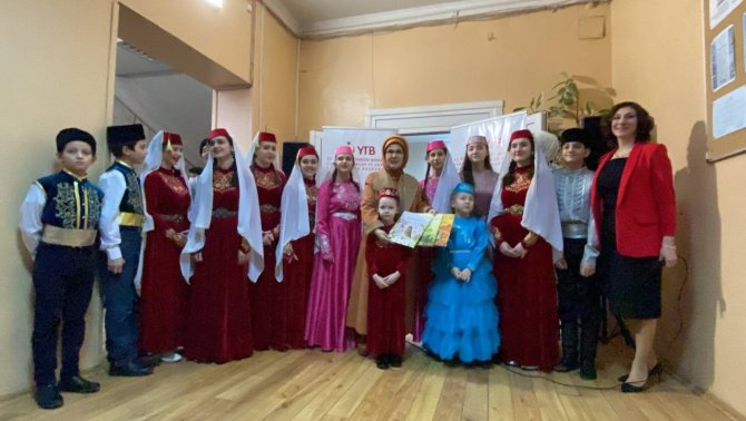 Cumhurbaşkanı’nın Eşi Emine Erdoğan, Ytb’nin Desteği İle Hazırlanan Tatarca Çocuk Kitaplarını Ukrayna’da Miniklere Hediye Etti