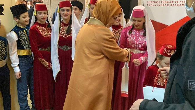Cumhurbaşkanı’nın Eşi Emine Erdoğan, Ytb’nin Desteği İle Hazırlanan Tatarca Çocuk Kitaplarını Ukrayna’da Miniklere Hediye Etti