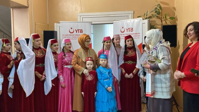Cumhurbaşkanı’nın Eşi Emine Erdoğan, Ytb’nin Desteği İle Hazırlanan Tatarca Çocuk Kitaplarını Ukrayna’da Miniklere Hediye Etti