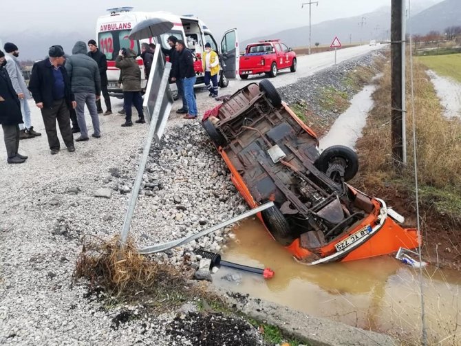 Ciple Çarpışan Otomobil Tarlaya Devrildi; 4 Yaralı