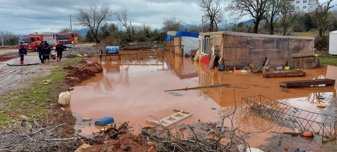 Şiddetli Yağışta Mahsur Kalan 87 Hayvanı İtfaiye Kurtardı