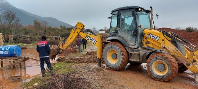 Şiddetli Yağışta Mahsur Kalan 87 Hayvanı İtfaiye Kurtardı