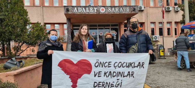 Kızı Katledilen Acılı Anne : “Seven İnsan Çiçekle Gelir, Susturucu Silahla Gelmez”