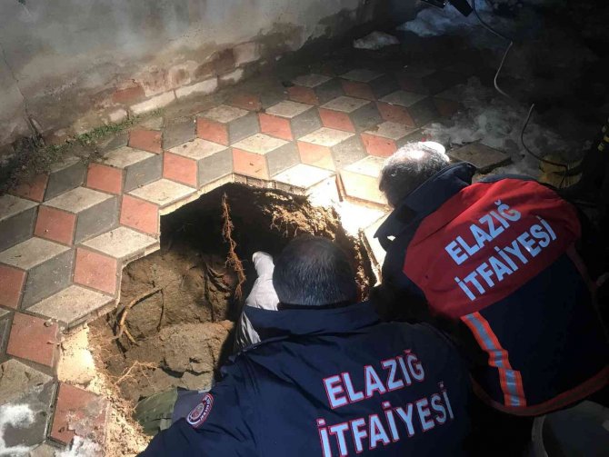 Evine Giderken Bir Anda Kendini Yeraltında Buldu, İtfaiyenin 2 Saatlik Çalışması İle Kurtarıldı